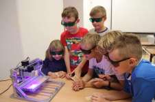 D�ti sleduj� grav�rov�n� laserem