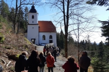 Účastníci akce přicházejí ke kostelíku Frauenbrünnl u Rinchnachu